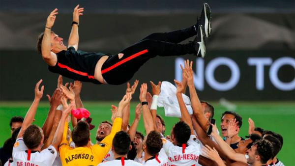Pelatih Sevilla Julen Lopetegui diangkat para pemainnya usai juara Liga Europa 2019/2020. (Foto: UEFA)