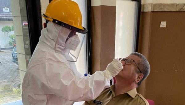 Pejabat Pemprov Kalbar menjalani tes swab Covid-19. (Foto: Pemprov Kalbar)