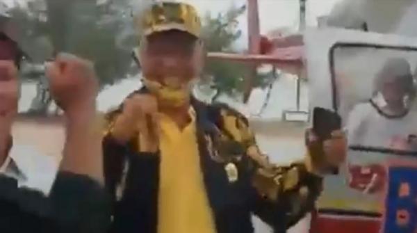 Tangkapan layar video viral Ketua DPRD Riau Indra Gunawan saat turun dari helikopter BNPB di Kabupaten Bengkalis, Riau, Senin (24/8/2020). (Foto: iNews/Indra Yosserizal)