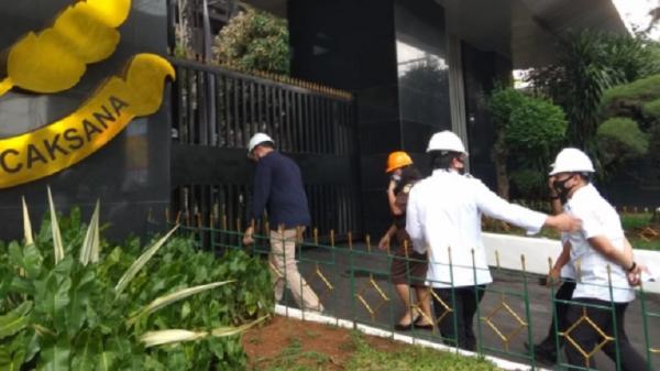 Polisi kembali menggelar olah tempat kejadian perkara (TKP) kebakaran Gedung Kejaksaan Agung (Kejagung) Senin (24/8/2020). (Foto: iNews.id/ Irfan Maruf).