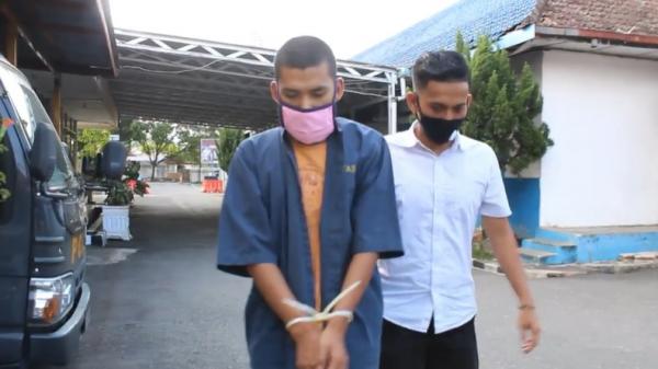 Pelaku curanmor-1 Egi, pelaku curanmor di Payakumbuh saat ditangkap polis (Agung Sulistyo/iNews)