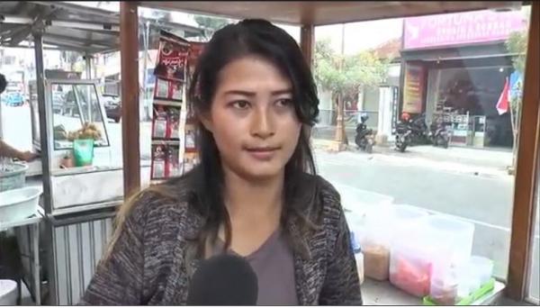 Seblak Cantik Penjual seblak cantik di Sumedang viral di media sosial. Senin (24/8/2020) (Foto iNews/Beben HVA).