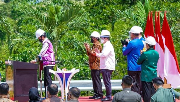 Menteri BUMN Erick Thohir ikut mendampingi Presiden Jokowi meresmikan JTTS ruas Sigli-Banda Aceh seksi 4 di Banda Aceh, Aceh, Selasa (25/8/2020). (Foto: Istimewa)