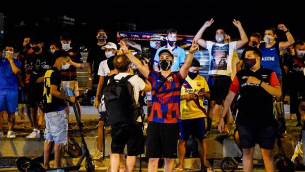 Cules demo Para suporter Barcelona alias Cules berdemo di depan Camp Nou, Rabu (26/8/2020) dini hari WIB. Mereka menuntut Presiden klub Josep Maria Bartomeu mundur.  (Foto: Twitter @brfootball)
