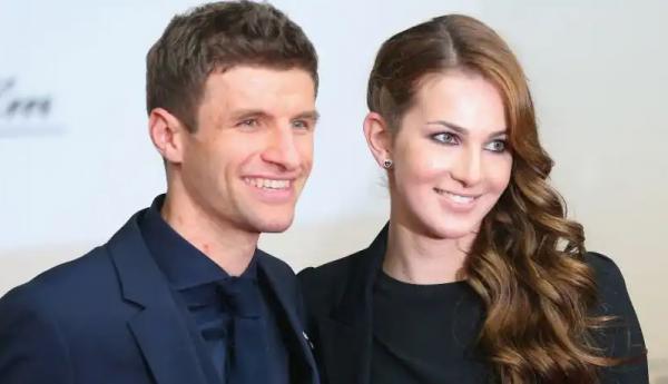 Lisa Trede dan Thomas Muller (Foto: Twitter)