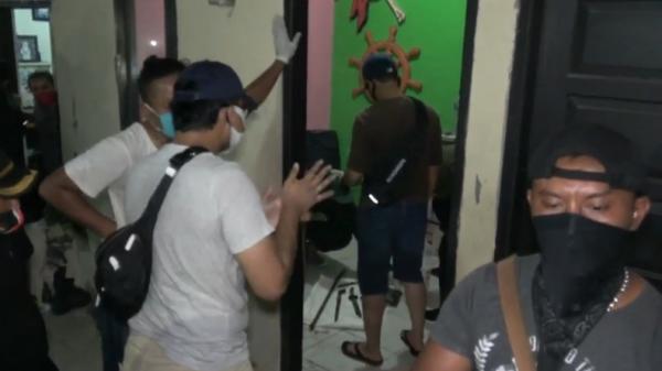 Polisi melakukan olah TKP penemuan mayat membusuk di Pondok Aren, Tangsel (Nunung Purnomo/iNews)