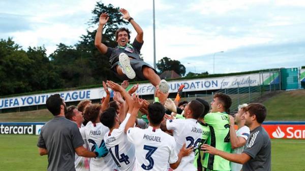 Raul Gonzalez dilempar ke udara oleh para pemainnya setelah mereka menjuarai UEFA Youth League, Rabu (26/8/2020). (Foto: Twitter @realmadriden)