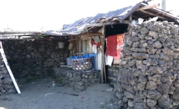 Rumah Batu yang puluhan tahun dihuni pasutri di Gunung Batur, Kintamani, Bangli, Bali dibongkar. (iNews.id/Ari Wiradarma)