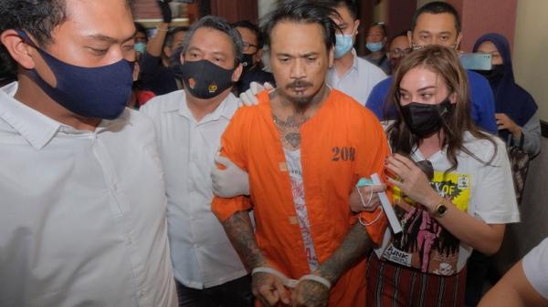Puluhan pesepeda dari berbagai komunitas menggelar aksi mendukung penangguhan penahanan Jerinx di Monumen Bajra Sandhi, Denpasar, Minggu (30/8/2020). (iNews.id/Aris Wiyanto)