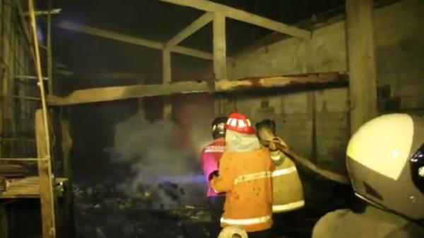Kebakaran gudang-1 Kebakaran gudang di Grobogan, Jateng (Rustaman Nusantara/iNews)