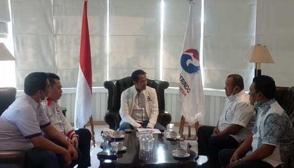 Sekjen Partai Perindo Ahmad Rofiq (tengah) saat berbincang dengan Jamaluddin Pohan dan Pantas Maruba Lumbantobing di DPP Partai Perindo, Jakarta, Kamis (27/8/2020). (Foto: iNews.id/Felldy Utama)