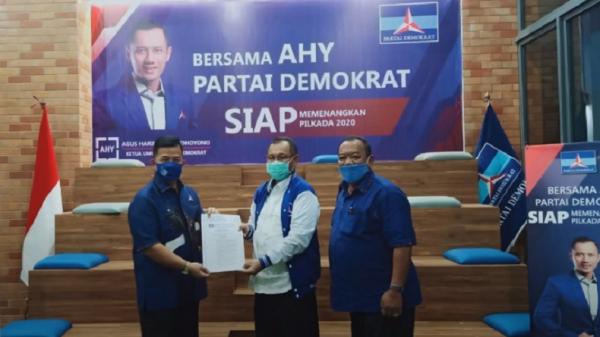 Akhyar terima dukungan demokrat Akhyar Nasution menerima surat rekomendasi pencalonan Wali Kota Medan dari Partai Demokrat. (Foto: Said Ilham)
