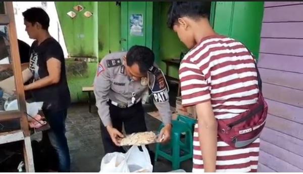 elajar SMP Negeri 1 Salopa, Kabupaten Tasikmalaya, Jawa Barat Sultan Jihan rela berjualan gorengan dan kue donat demi membeli handphone. (Foto iNews/Asep Juhariyono).