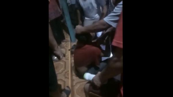 Pencuri Padang Budi, pencuri warung yang nekat panjat pohon agar bisa kabur dari kepungan warga (Budi Sunandar/iNews)