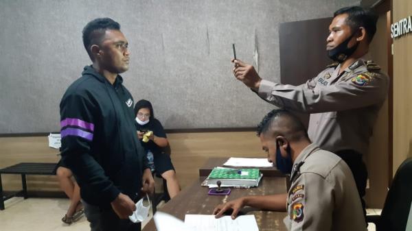 Anggota Brimob di Sikka, Maumere melapor ke polisi usai dikeroyok warga (Joni Nura/iNews)