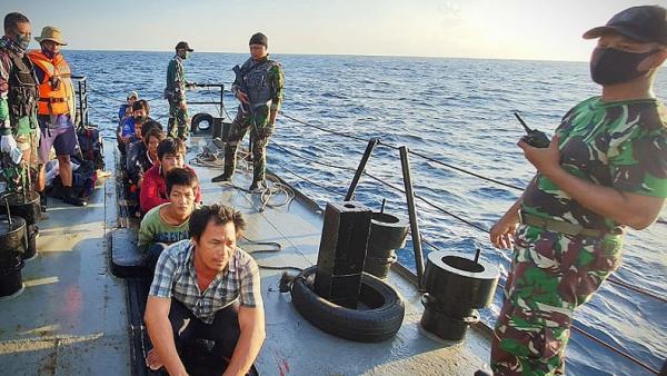 kapal vietnam pencuri ikan2 ABK Kapal Ikan Asing (KIA) asal Vietnam yang mencuri ikan di wilayah Perairan Zona Ekonomi Eksklusif (ZEE) Indonesia di Laut Natuna Utara, Sabtu (29/8/2020).(Foto: iNews/Guskamla Koarmada I)