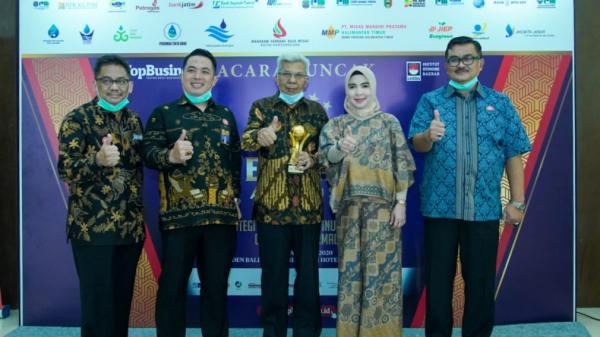 Wagub Sumsel Mawardi Yahya mewakili Gubernur Herman Deru yang menerima penghargaan sebagai Top Pembina BUMD Awards 2020 (Humas Pemprov Sumsel)
