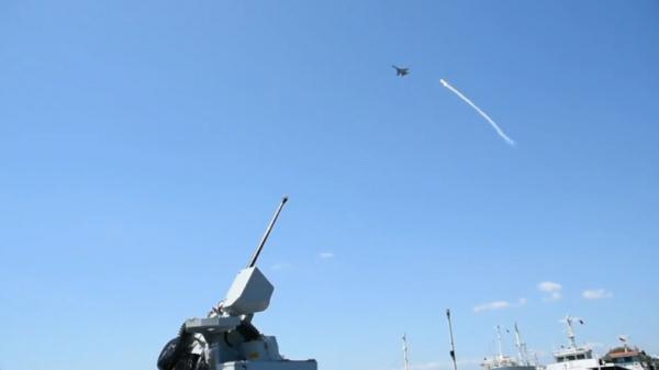 Dua pesawat tempur menyerang Markas Komando (Mako) Pangkalan Utama TNI Angkatan Laut (AL) VI Makassar (Foto: Andi Deru Sunggu/iNews)