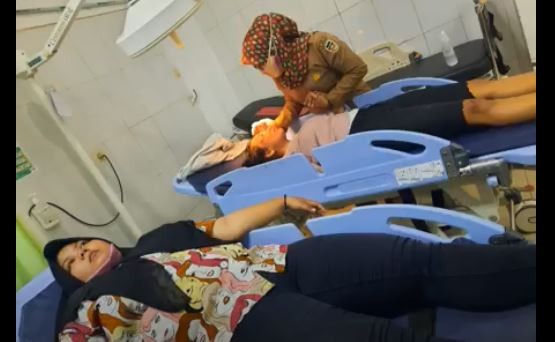 Dua perangkat desa korban perampokan dirawat di RSUD Purwakarta. (Foto: iNews/Irwan)