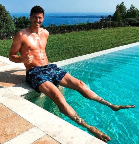 Robert Lewandowski tampak lebih kekar saat ini. 