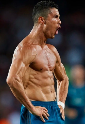 Cristiano Ronaldo Cristiano Ronaldo kini memiliki tubuh yang kekar. (Foto: The Sun)