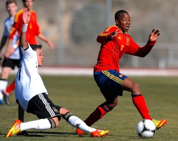 Adama Traore (kanan) saat memperebutkan bola dengan pemain 