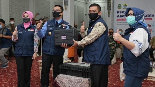 Gubernur Jawa Barat (Jabar) Ridwan Kamil membagikan 27 alat test PCR mobile untuk 27 kabupaten/kota. (Foto: Instagram Ridwan Kamil)