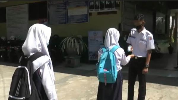 Tatap muka Penerapan protokol kesehatan di hari pertama masuk sekolah tatap muka di Pagaralam (Yuddy Faifman/iNews)