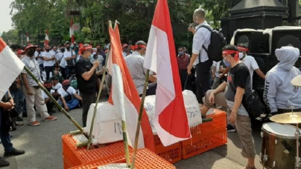 Ratusan peternak ayam berdemonstrasi di depan Gedung Kementerian Pertanian (Kementan), Jalan RM Harsono, Ragunan, Pasar Minggu, Jakarta Selatan, Selasa (1/9/2020). (Foto: iNews.id/ Irfan Maruf).