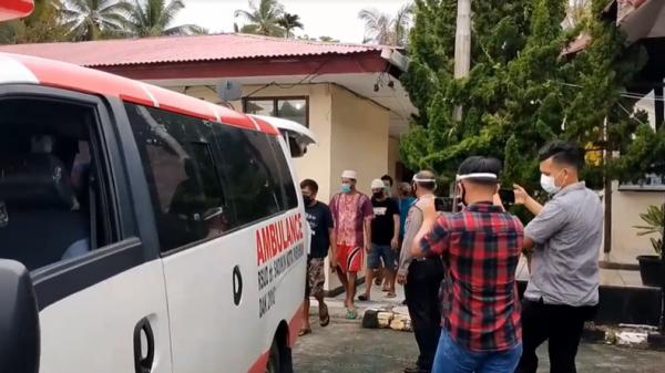 Tahanan Positif 22 tahanan Polres Pariaman positif Covid-19. Mereka dibawa ke rumah sakit dengan ambulans (Eka Guspriadi/iNews)