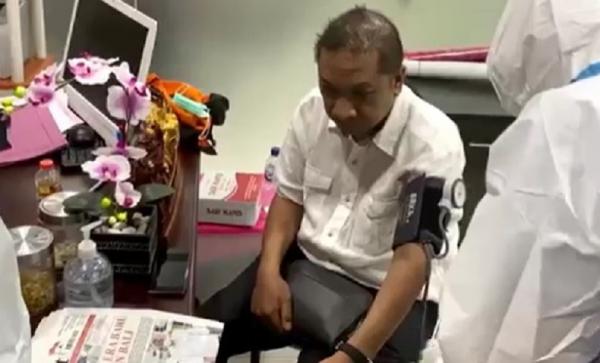 Tas kecil tri nugraha Tri Nugraha membawa tas kecil yang diduga berisi pistol saat menjalani pemeriksaan di Kejati Bali. (iNews.id/Aris Wiyanto)