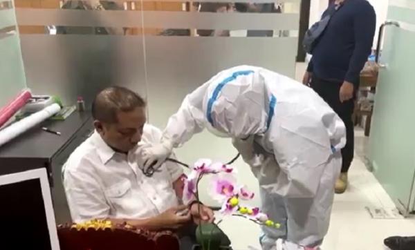 Tri Nugraha menjalani pemeriksaan kesehatan dan rapid test sebelum bunuh diri di Kejati Bali, Senin (31/8/2020). (iNews.id/Aris Wiyanto)