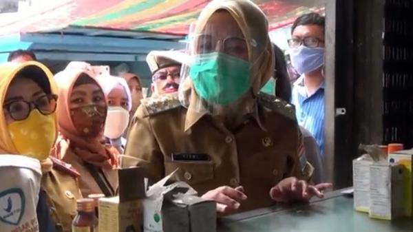 Wakil Wali Kota Palembang Fitrianti Agustinda melakukan sidak obat (Erwin Setiawan/iNews)