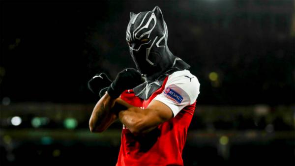 Pierre Emerick Aubameyang menggunakan topeng Black Panther usai mencetak gol. (Foto: rmcsport)