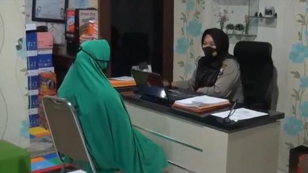 Pelaku yang memukuli anak kandung diperiksa di Mapolres Malang, Jatim, Rabu (2/9/2020). (Foto: iNews/Saif Hajarani)