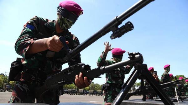 Danyon Marhanlan Lantamal I Belawan Letkol Marinir Farick bersama anggotanya saat menyampaikan keberatan di Bawaslu Medan, Rabu (21/10/2020). (Foto: SINDOnews/Sartana Nasution)