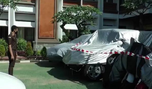 Sebanyak 12 mobil dan motor mewah milik Tri Nugraha yang disita Kejaksaan Tinggi Bali terkait kasus gratifikasi dan Tindak Pidana Pencucian Uang. (iNews.id/Aris Wiyanto)