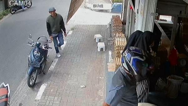 Pencuri ponsel Aksi pencuri ponsel terekam CCTV (Wahyu Sikumbang/iNews)