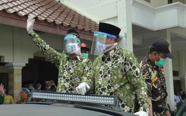 Bacalon Bupati Rembang Abdul Hafidz – Hanies Pasangan bakal calon Bupati dan Wakil Bupati Rembang Abdul Hafidz – Hanies Cholil Barro’. (Naik mobil).