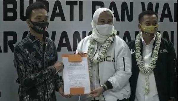 Calon petahana Bupati Karawang Cellica Nurrachadiana dan Calon Wakil Bupati Karawang Aep Syaefullah mendaftarkan diri Pilkada 2020 ke KPUD Karawang. Jumat (4/9/2020). (Foto iNews/M Fachruddin).