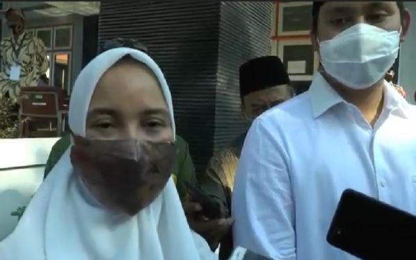 Chacha Frederica dan Dico M Ganinduto saat di KPU Kendal, Jumat (4/9/2020). (Foto: iNews/Eddie Prayitno)