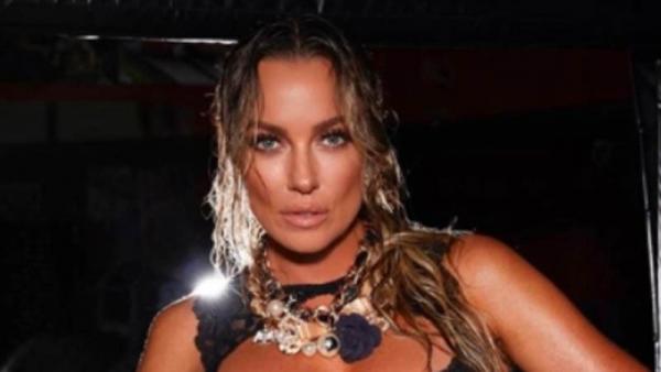 Ketua MNC Peduli Jessica Tanoesoedibjo menerima secara simbolis bantuan dari Head Digital Marketing PT Nutragen Global Esana Hendari Putro  di MNC Financial Center, Jakarta, Jumat (4/9/2020). (Foto: MNC Media).