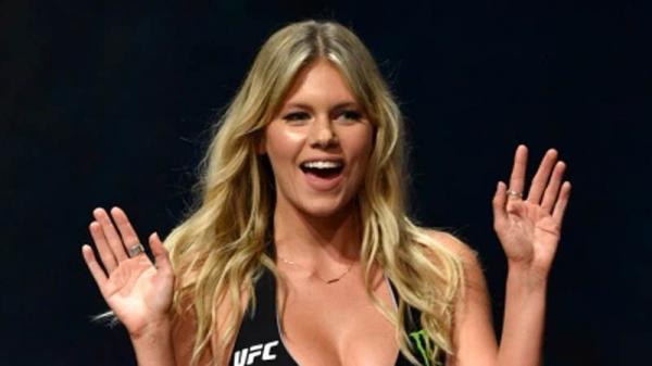 Ketua MNC Peduli Jessica Tanoesoedibjo menerima secara simbolis bantuan dari Head Digital Marketing PT Nutragen Global Esana Hendari Putro  di MNC Financial Center, Jakarta, Jumat (4/9/2020). (Foto: MNC Media).