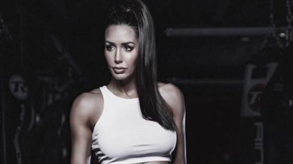 Ketua MNC Peduli Jessica Tanoesoedibjo menerima secara simbolis bantuan dari Head Digital Marketing PT Nutragen Global Esana Hendari Putro  di MNC Financial Center, Jakarta, Jumat (4/9/2020). (Foto: MNC Media).