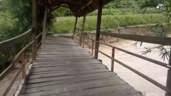 Jembatan ambrol di Kabupaten Limapuluh Kota, Sumbar (Agung Sulistyo/iNews)