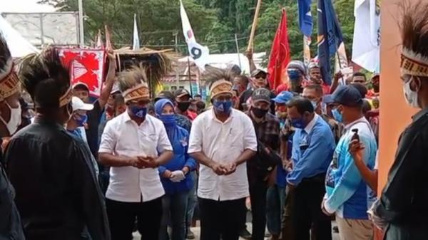 Diarak dengan Tandu, Paslon Ini Mendaftar Ke KPUD Raja Ampat (Chanry Andrew Suripatty/iNews)