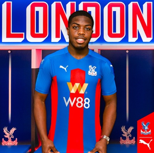 Palace Jersey Crystal Palace bercorak merah biru seperti kostum ketiga Chelsea. (Foto: Twitter @CPFC)