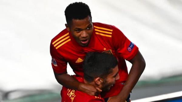 Pemain muda Timnas Spanyol Ansu Fati (atas) merayakan golnya ke gawang Ukraina pada matchday kedua Grup A4 UEFA Nations League, Senin (7/9/2020) dini hari WIB.  (Foto: UEFA)