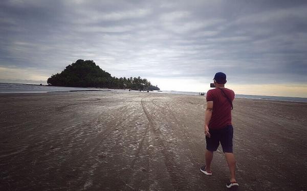 Pantai Air Manis (Foto: Instagram IG@i_motret_)