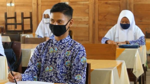 Tatap muka-1 Sekolah tatap muka di Padang Panjang, Sumbar (Agung Sulistyo/iNews)